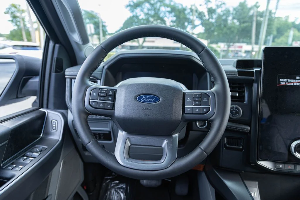 2025 Ford F-150 Lightning Flash - Photo 12