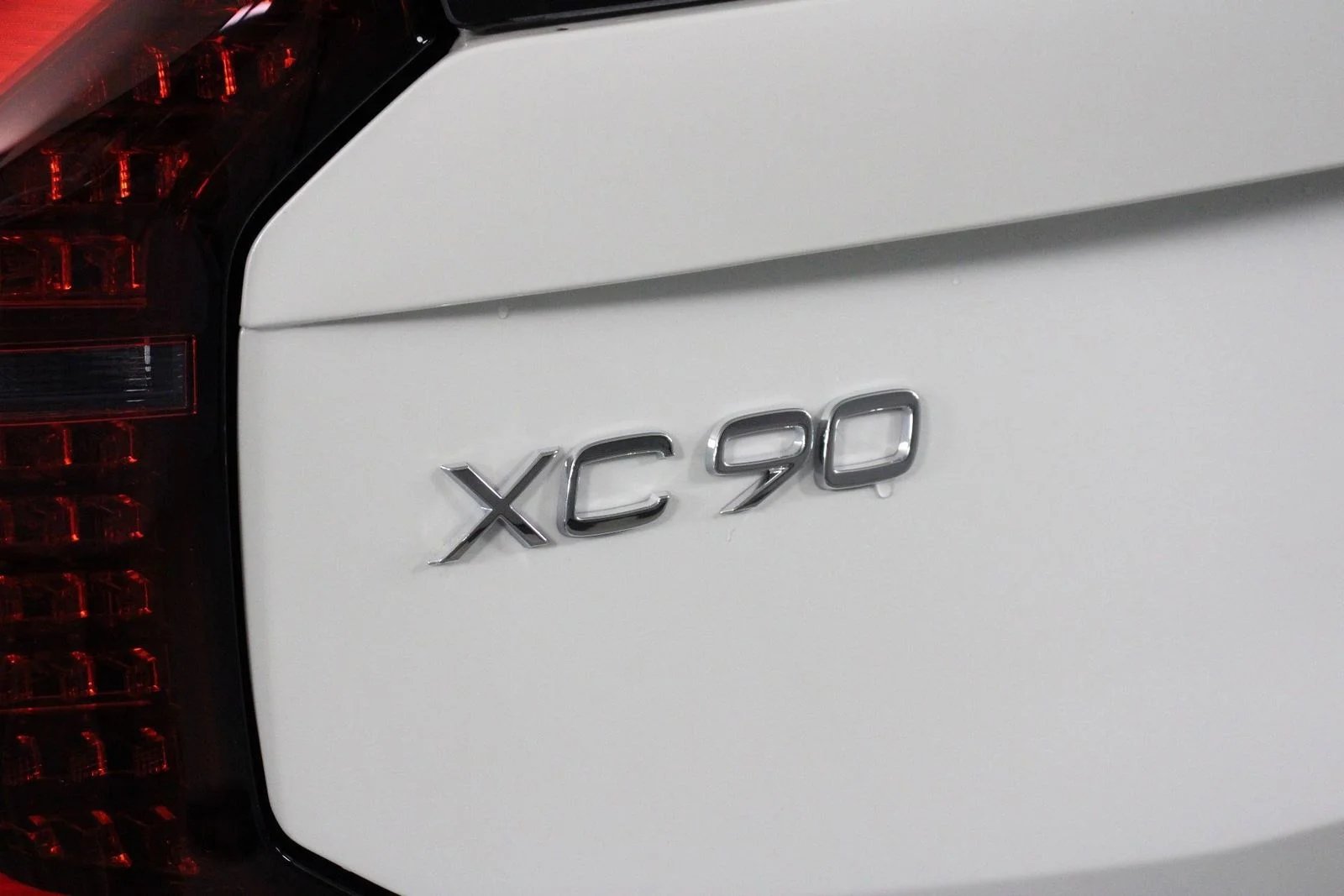 New 2025 White Volvo B6 Plus 7-Seater image 16