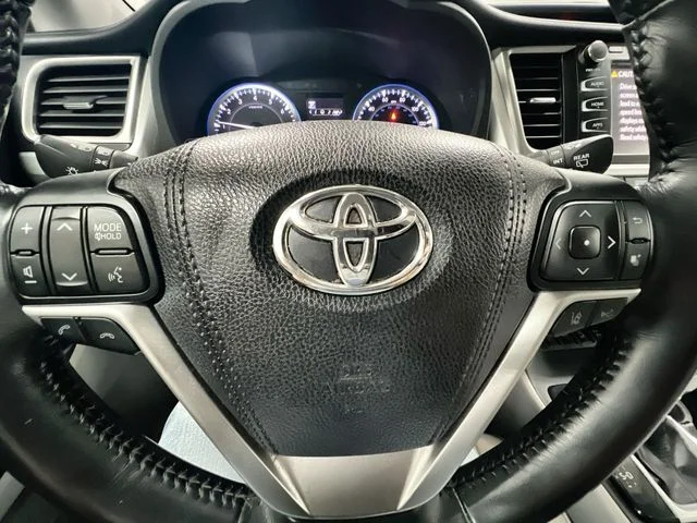Used 2018 Gray Toyota XLE image 11