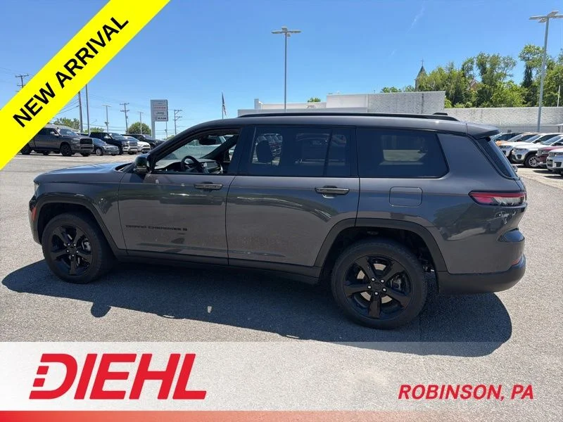Used 2023 Gray Jeep Altitude image 8