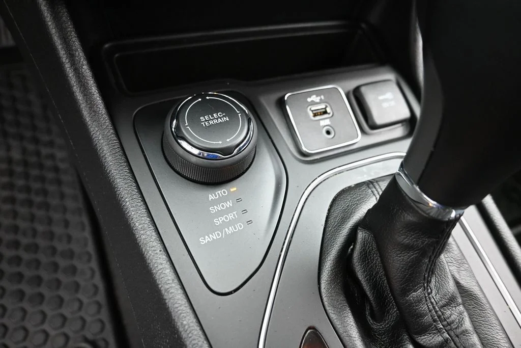 Used 2019 Gray Jeep Latitude Plus image 21