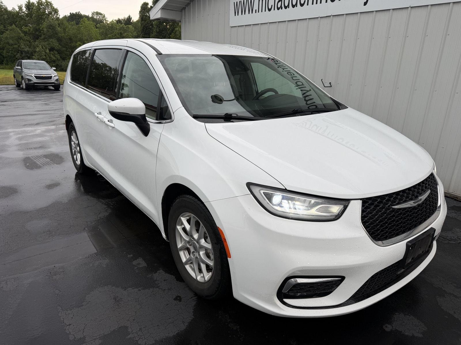 Used 2023 Bright White Clearcoat Chrysler Touring L image 3