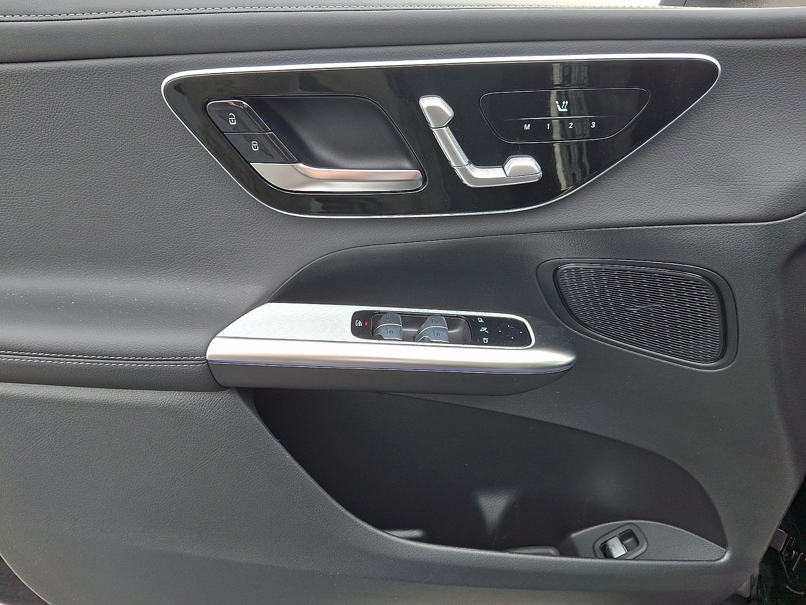 New 2027 Black Mercedes-Benz GLC 300 image 10