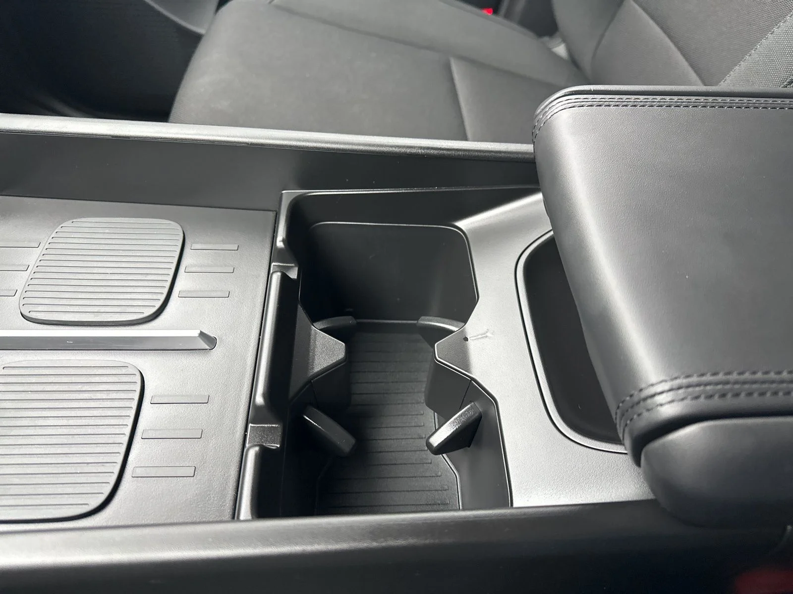 Used 2025 White Hyundai SE image 60