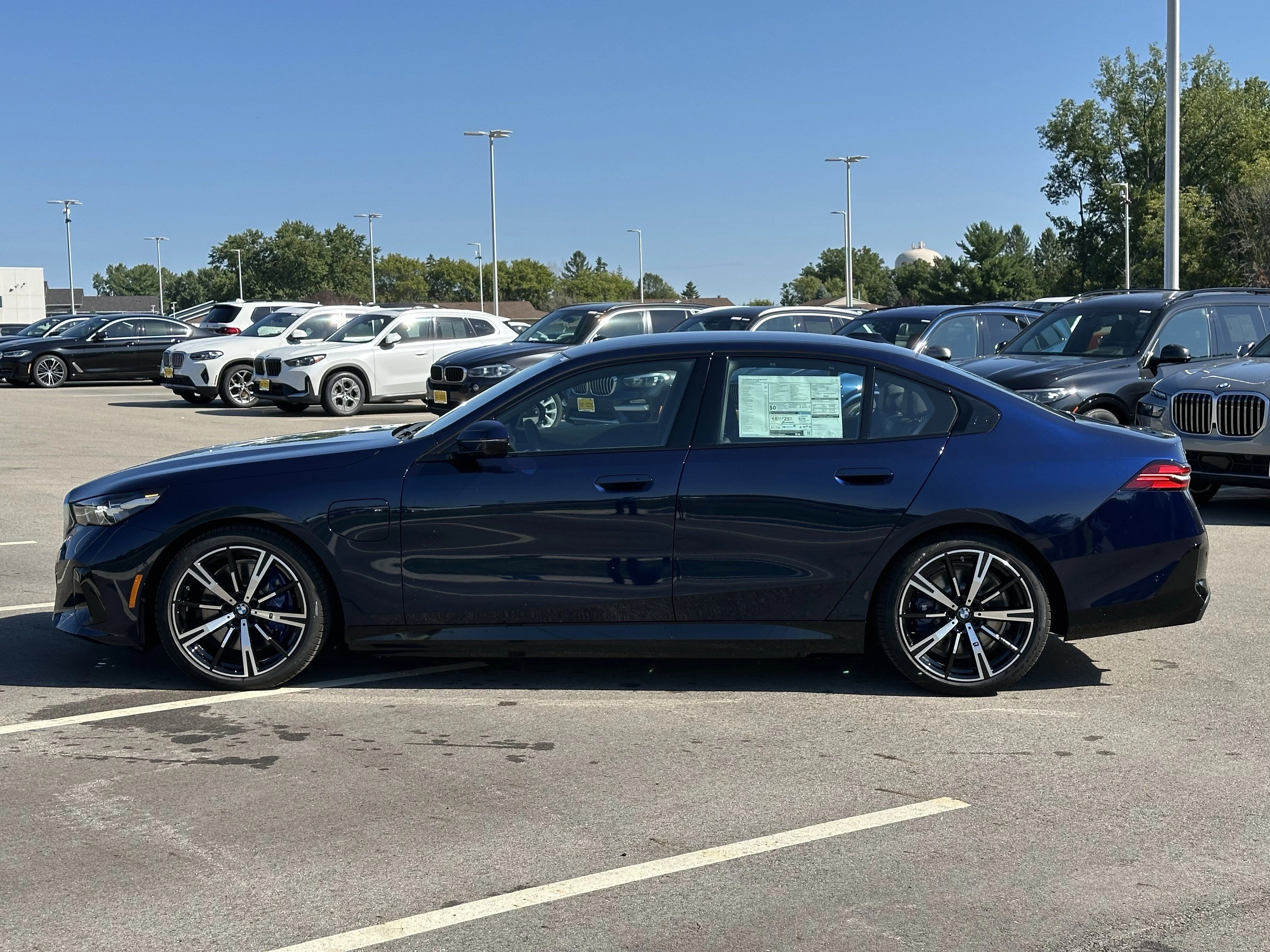 New 2026 Tanzanite Blue II Metallic BMW 550e xDrive image 4
