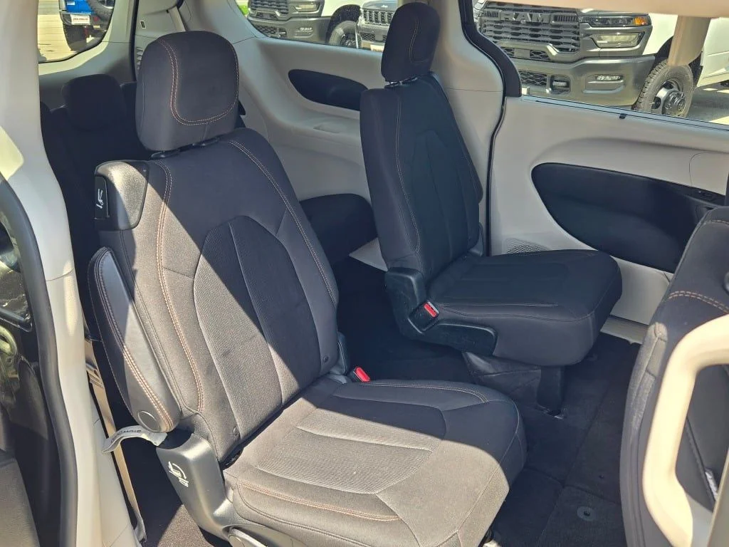 Used 2018 Gray Chrysler Touring Plus image 5
