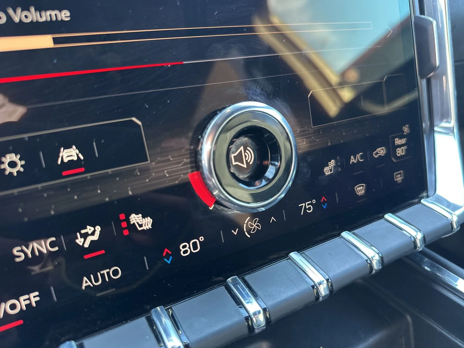 Used 2025 White GMC Elevation image 39