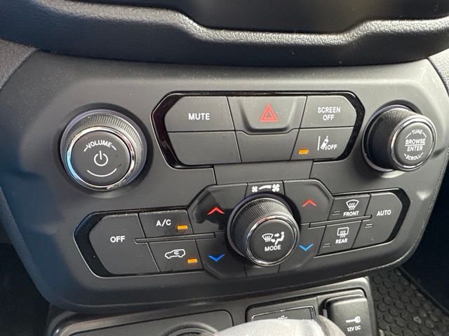 Used 2023 Gray Jeep Altitude image 10