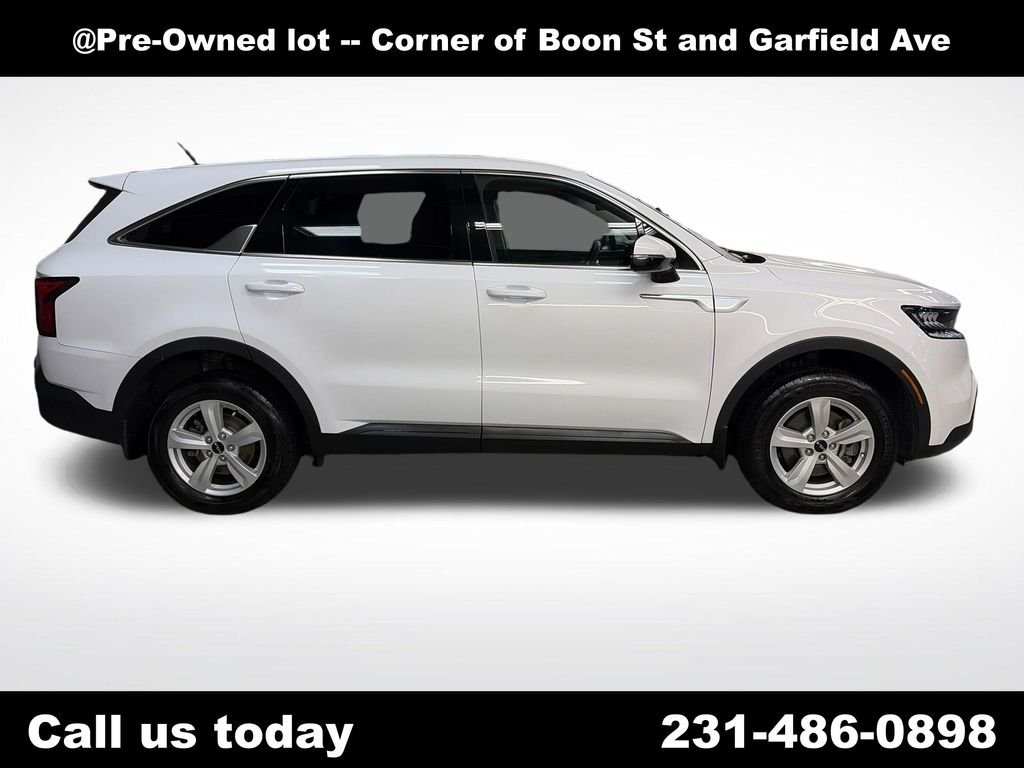 Used 2022 White Kia LX image 10
