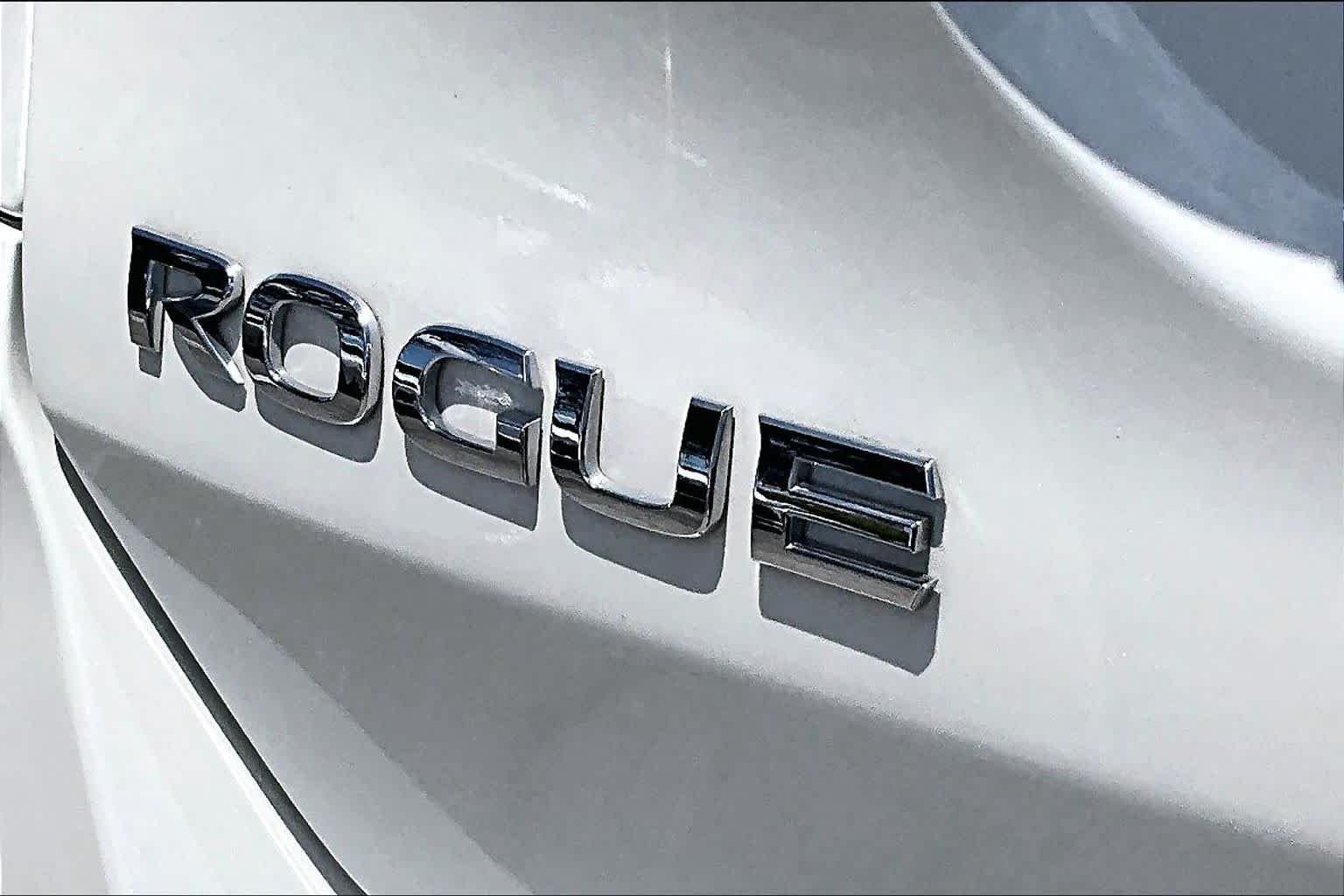 Used 2020 Pearl White Tricoat Nissan SL image 10