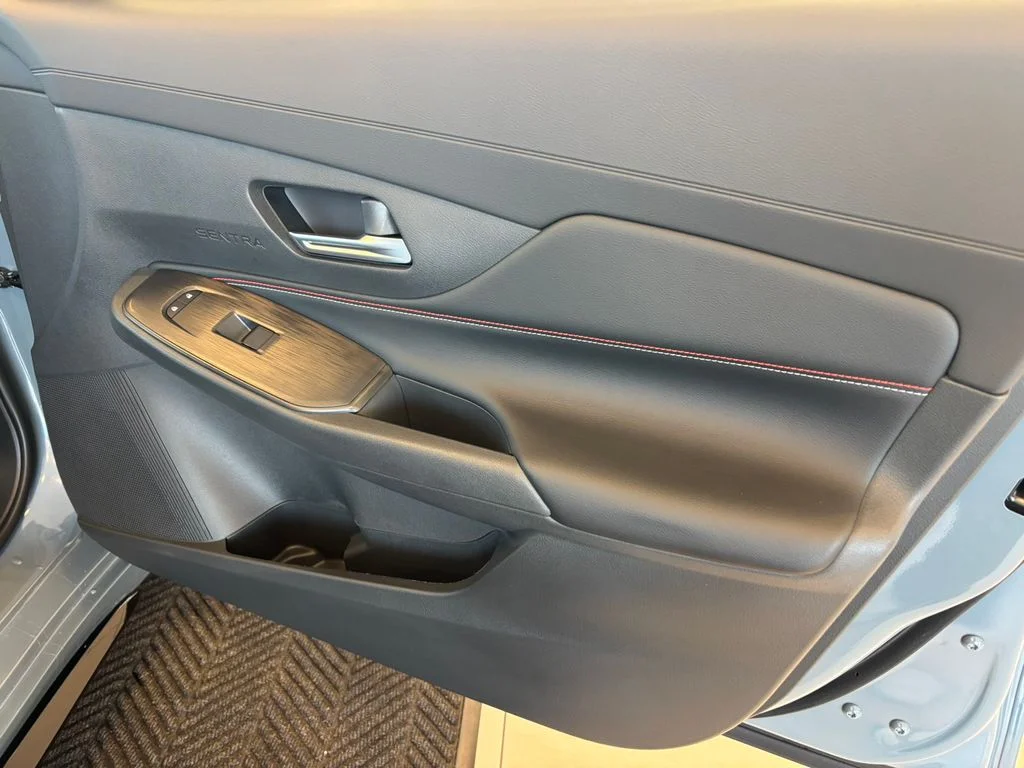 New 2026 Atlantic Gray Metallic / Super Black Two-tone Nissan SR image 22