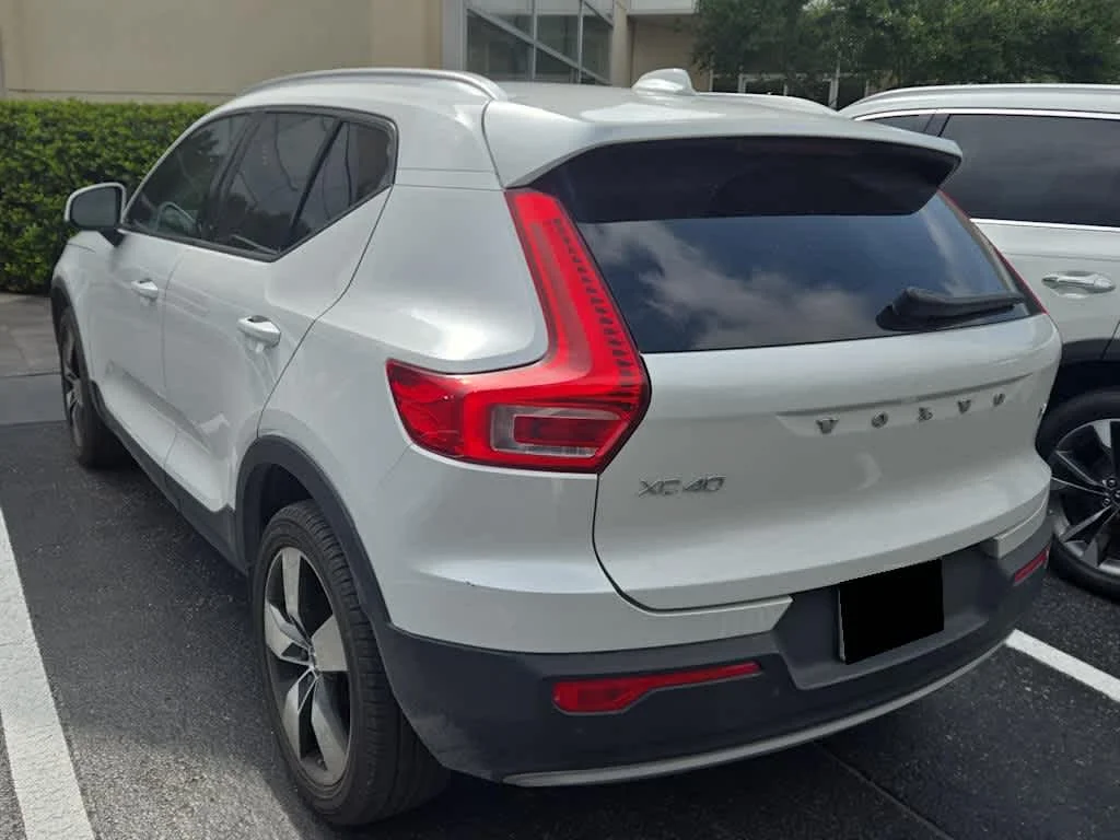 Used 2021 Crystal White Metallic Volvo Momentum image 4
