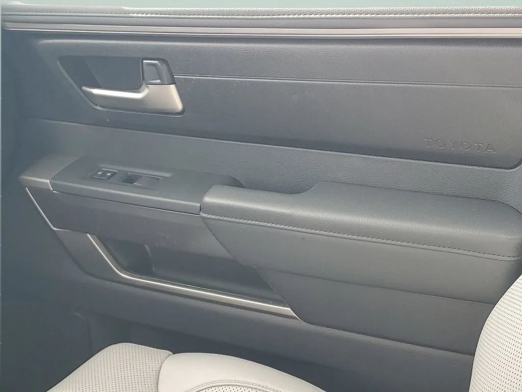 Used 2022 White Toyota SR5 image 13