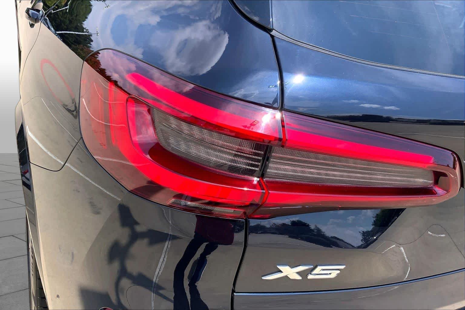 Used 2021 Black Sapphire Metallic BMW xDrive40i image 28