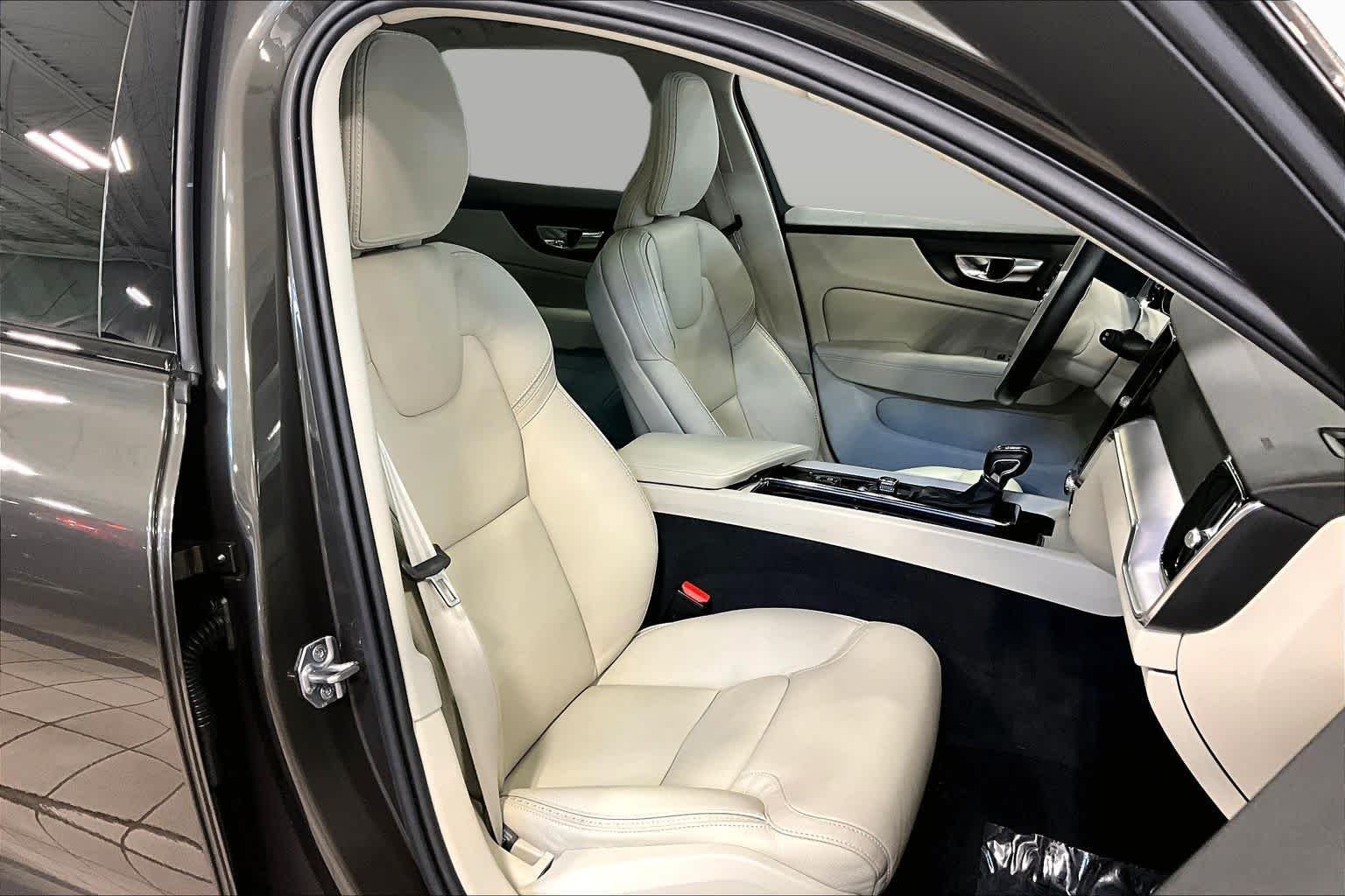 Pre-Owned 2020 Volvo V60 Cross Country