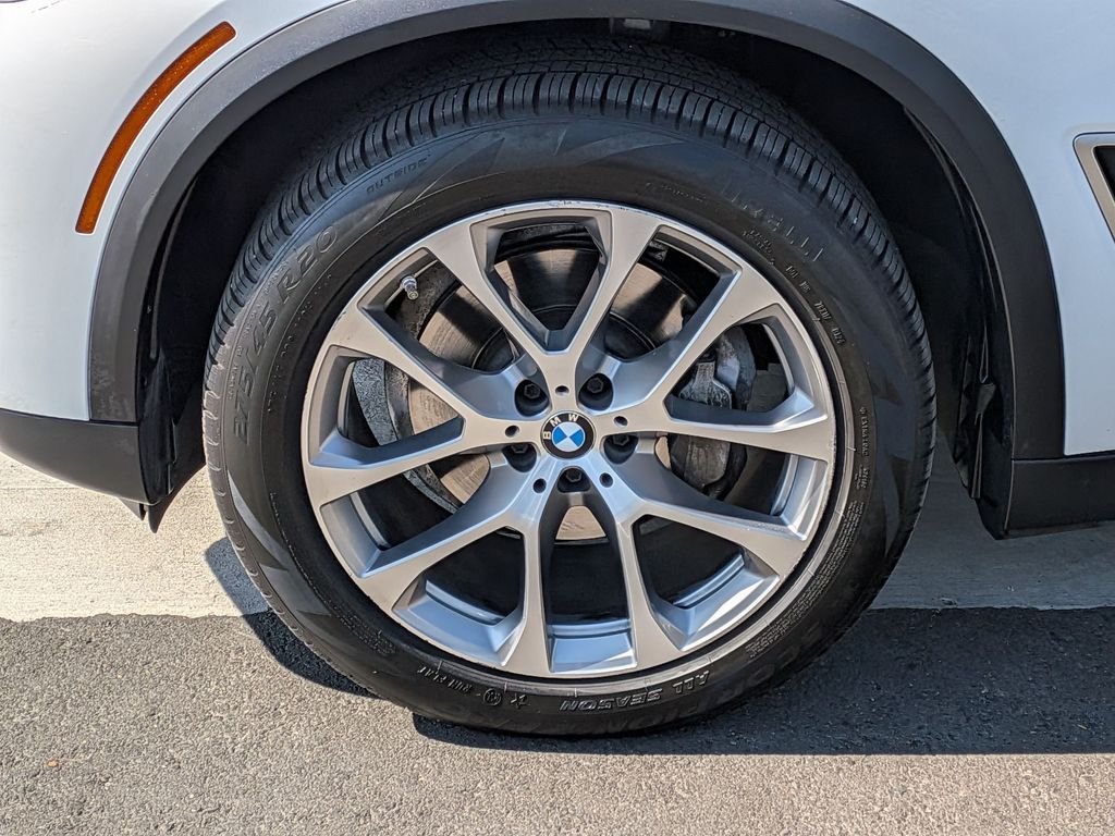 Used 2019 White BMW xDrive40i image 32