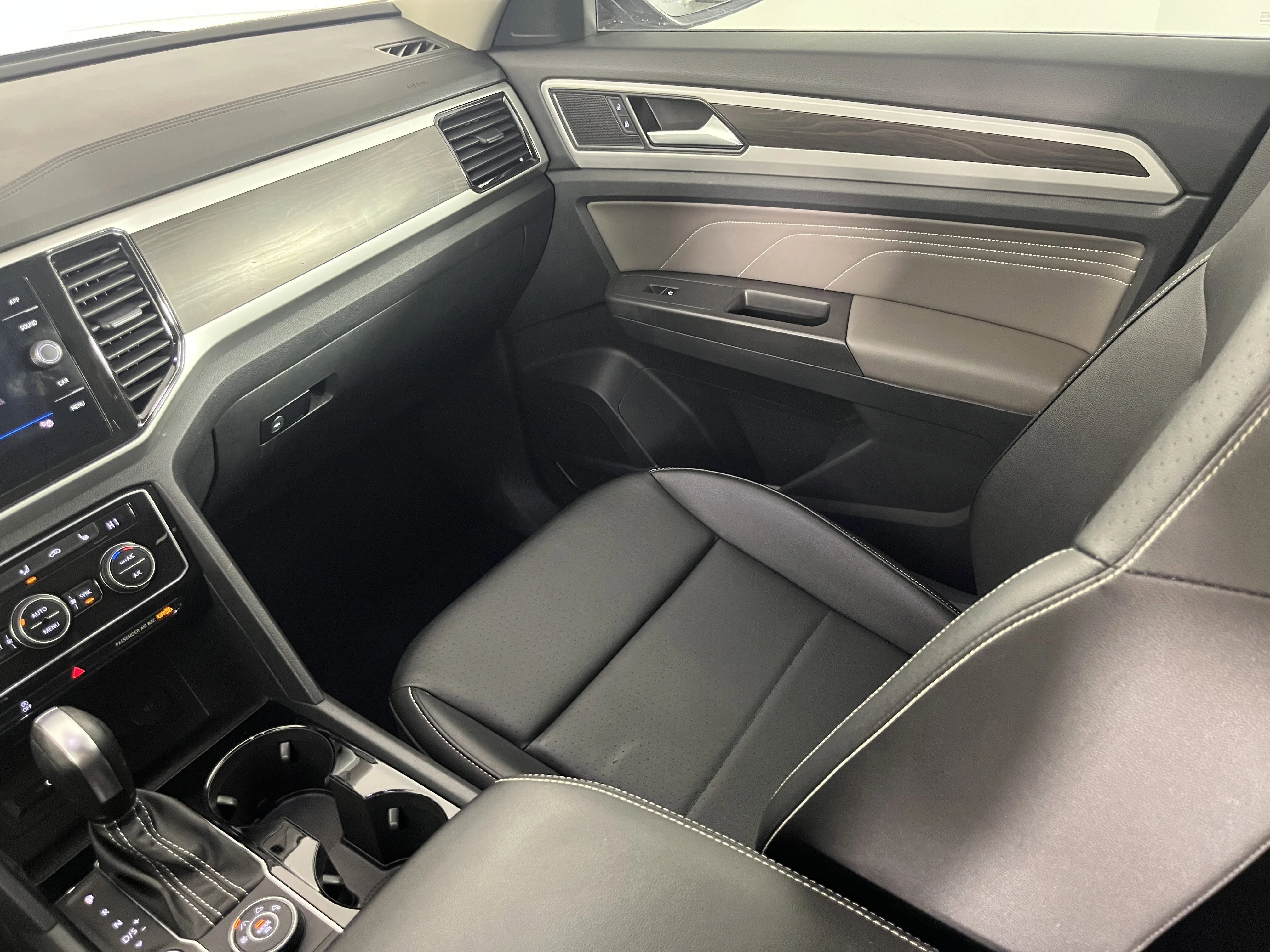 2023 Volkswagen Atlas SE w/Tech - Photo 11