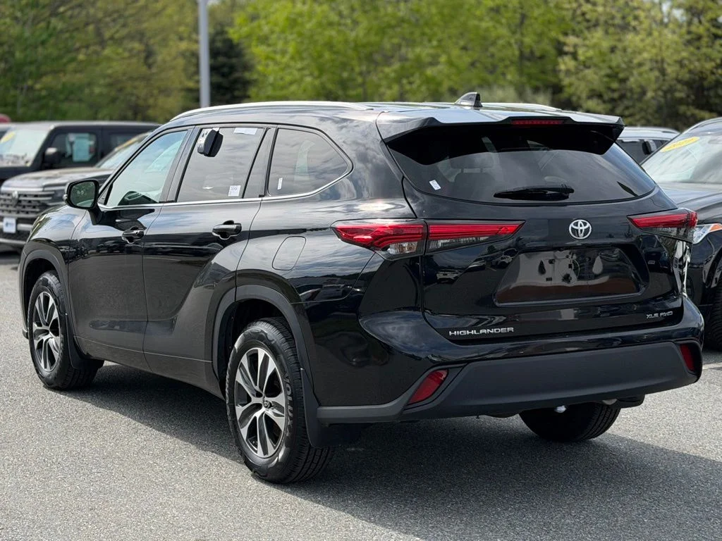 Used 2022 Black Toyota XLE image 3