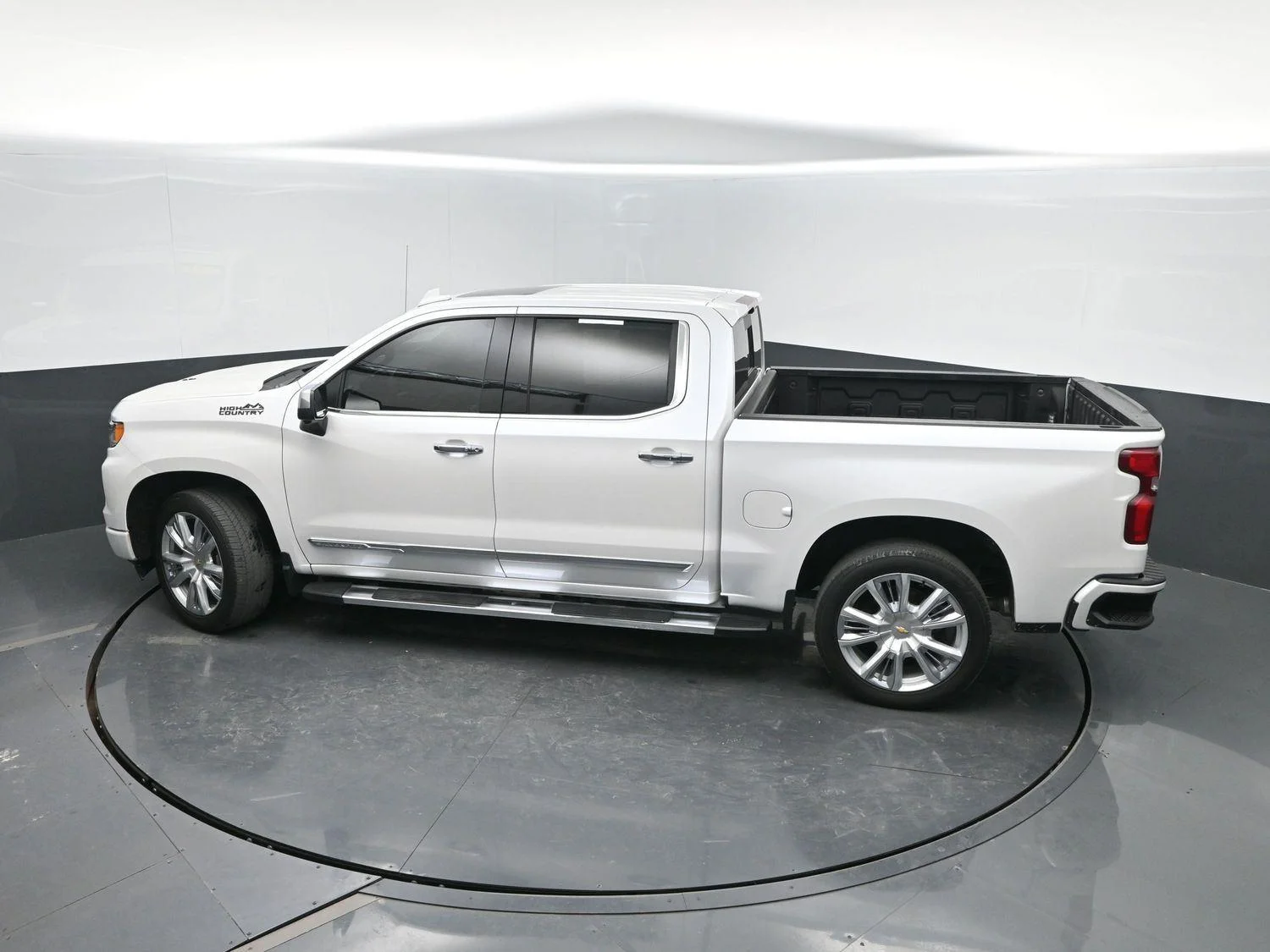 Used 2023 Iridescent Pearl Tricoat Chevrolet High Country image 42