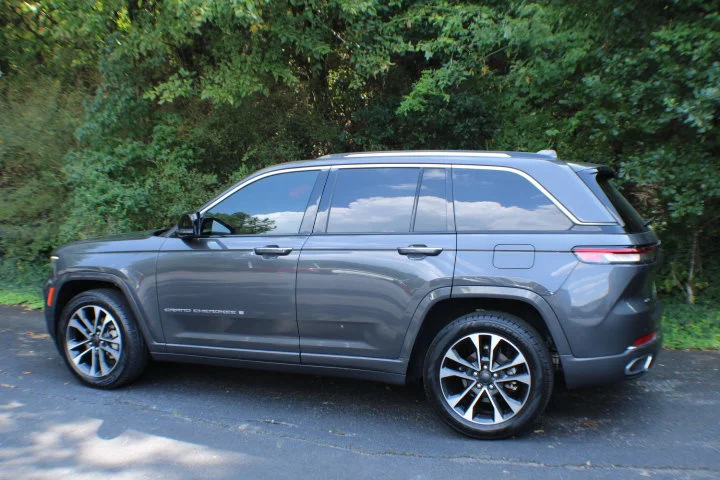 Used 2022 Gray Jeep Overland 4x4 image 3