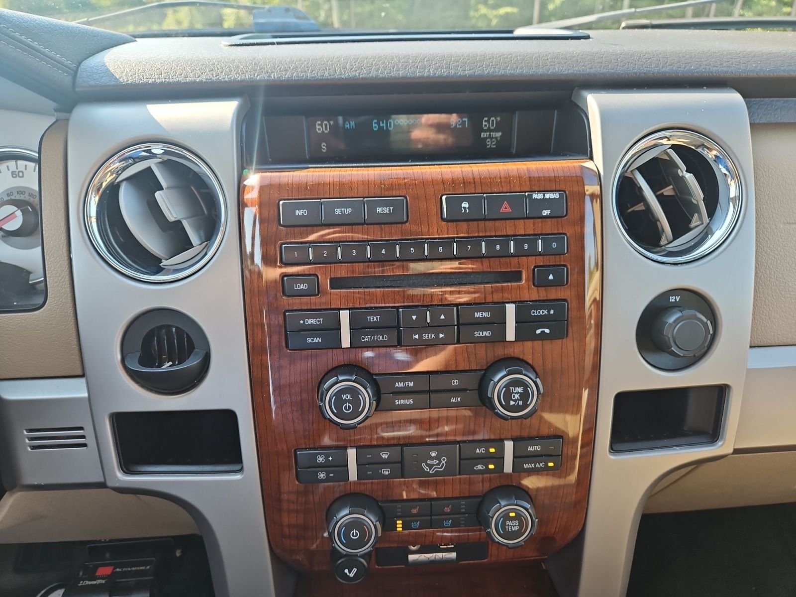 Used 2010  Ford Lariat image 28