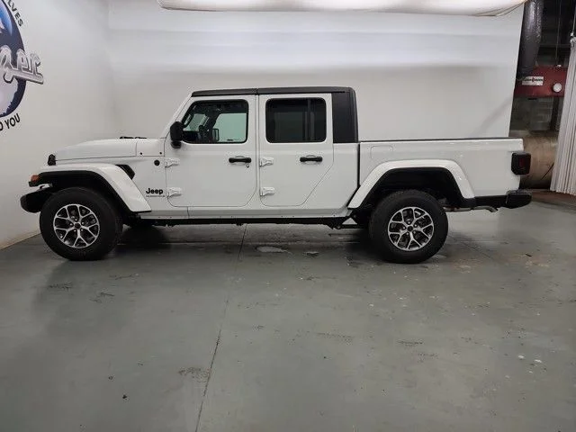New 2025 Bright White Clear-Coat Exterior Paint Jeep Sport S image 5