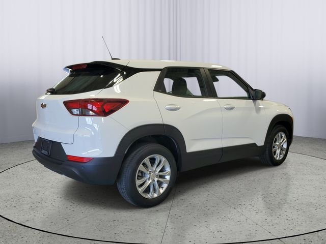Used 2022 White Chevrolet LS image 4