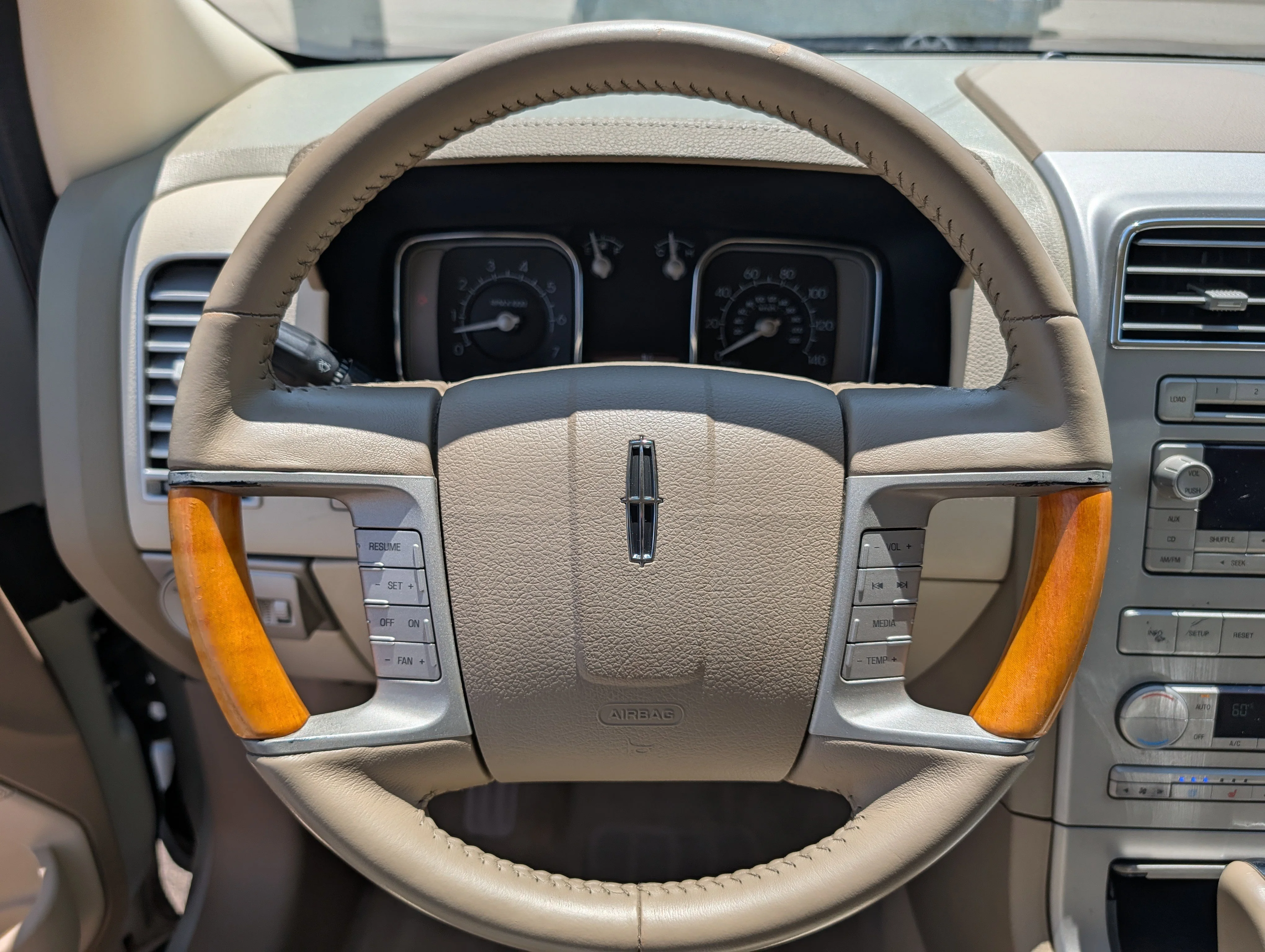 Used 2007 Pewter Metallic Lincoln  image 29