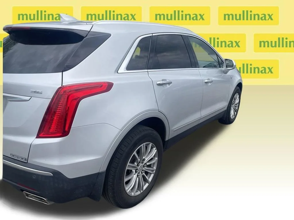 Used 2017 RADIANT SILVER METALLIC Cadillac Luxury FWD image 9