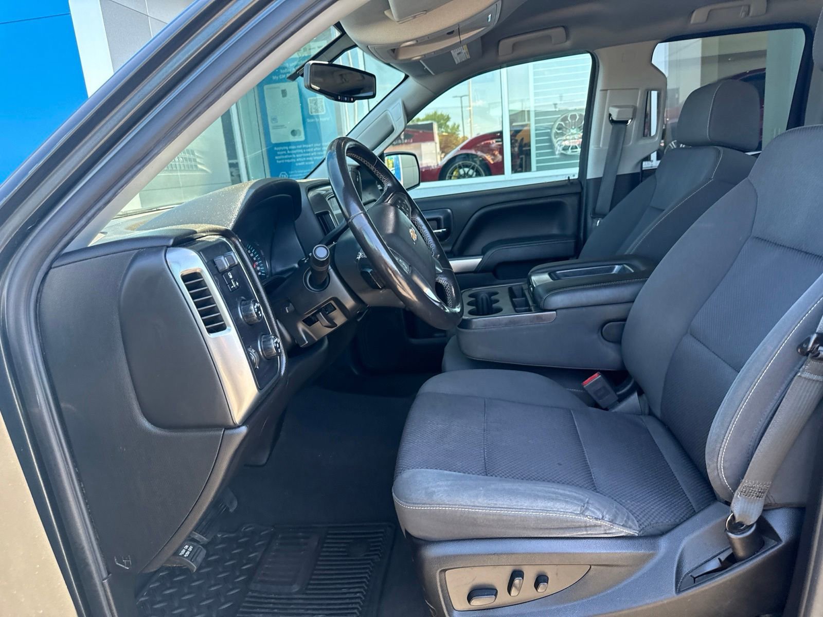 Used 2019 GRAPHITE METALLIC Chevrolet LT image 18
