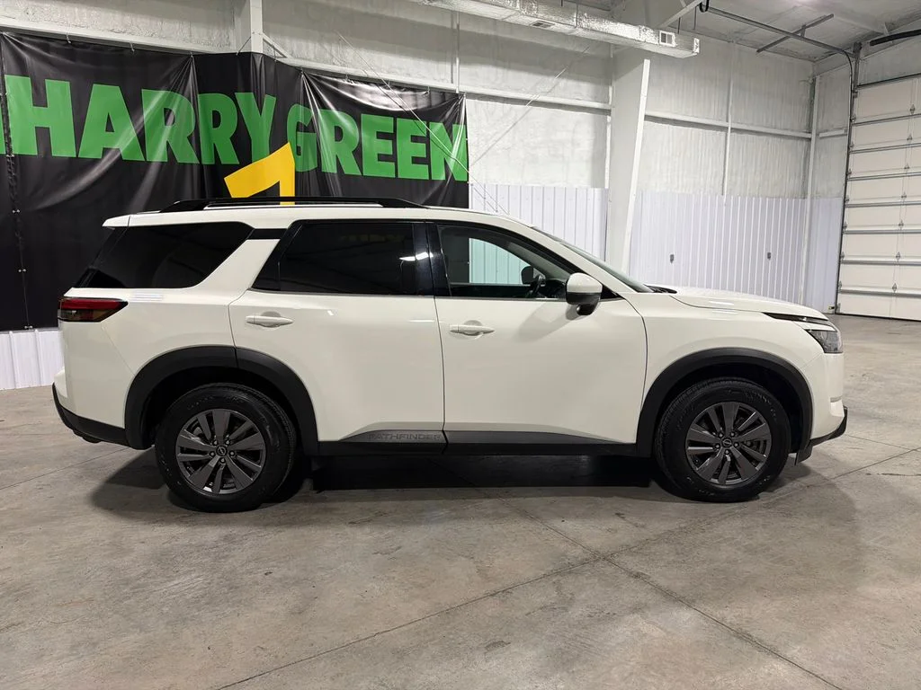 Used 2025 Glacier White Nissan SV image 4