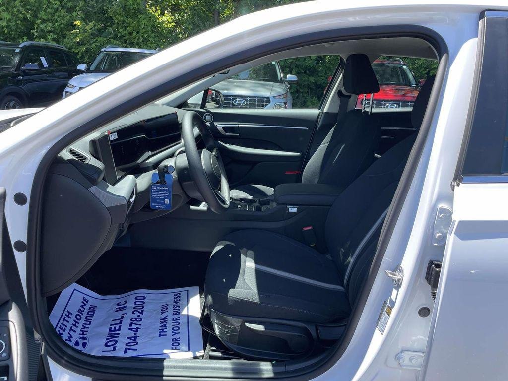 New 2026 White Hyundai SE image 15