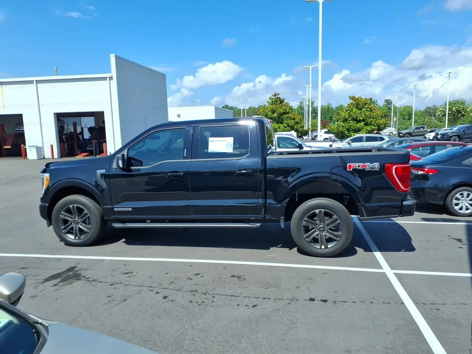 Used 2022 Agate Black Metallic Ford XLT image 4