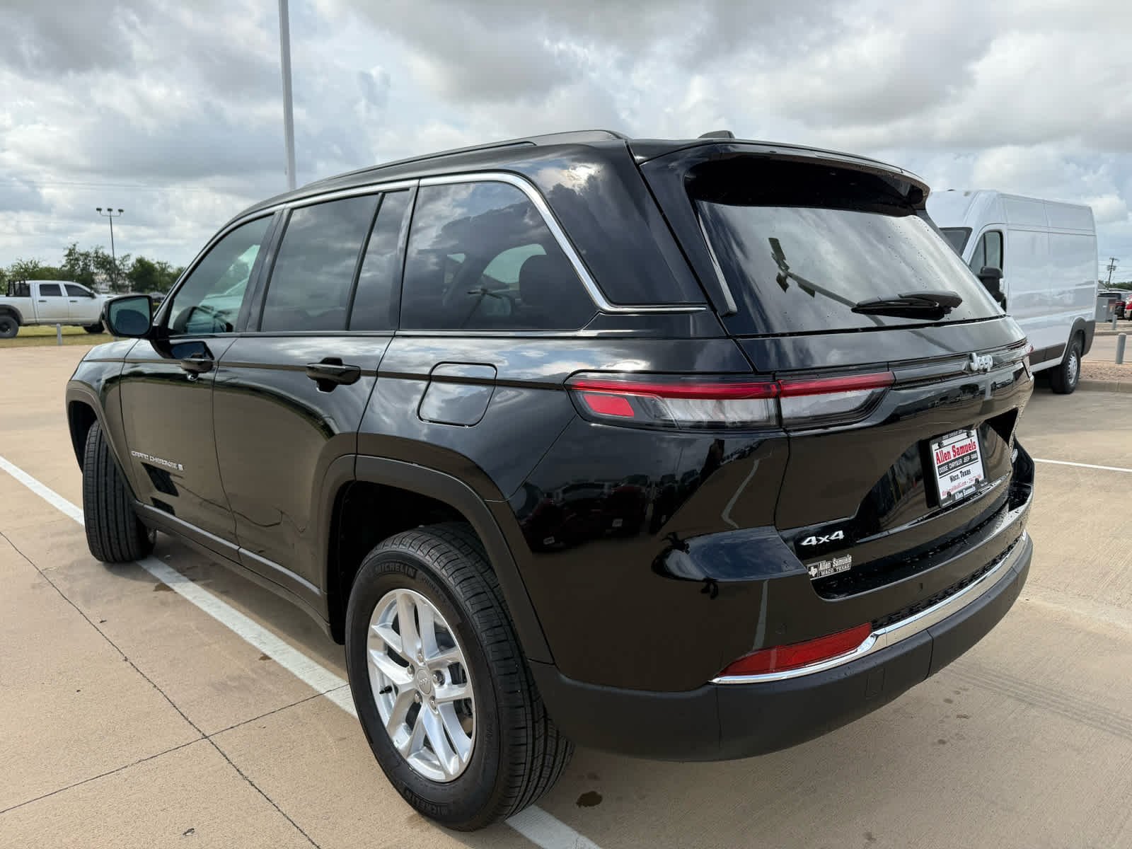 New 2026 Diamond Black Crystal Pearl-Coat Exterior Paint Jeep Laredo image 10