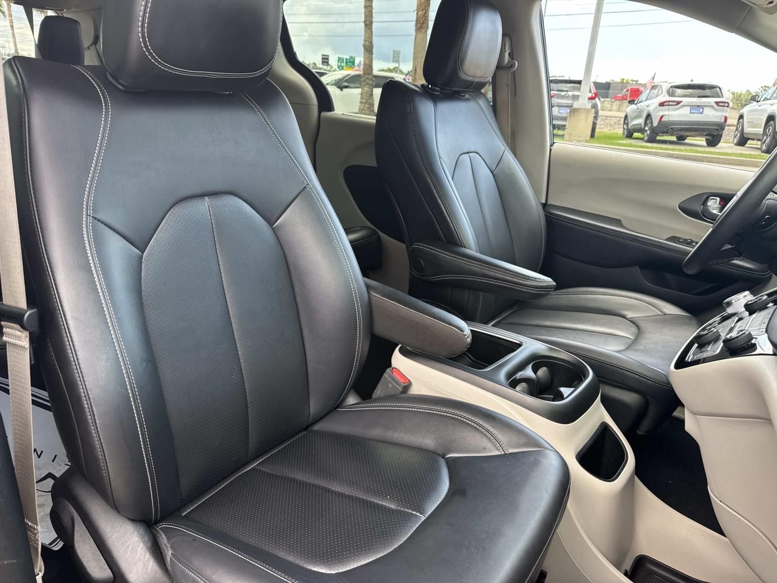 Used 2024 Black Chrysler Touring L image 12