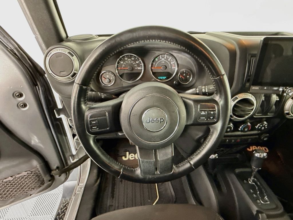 Used 2016 Silver Jeep Sahara image 11