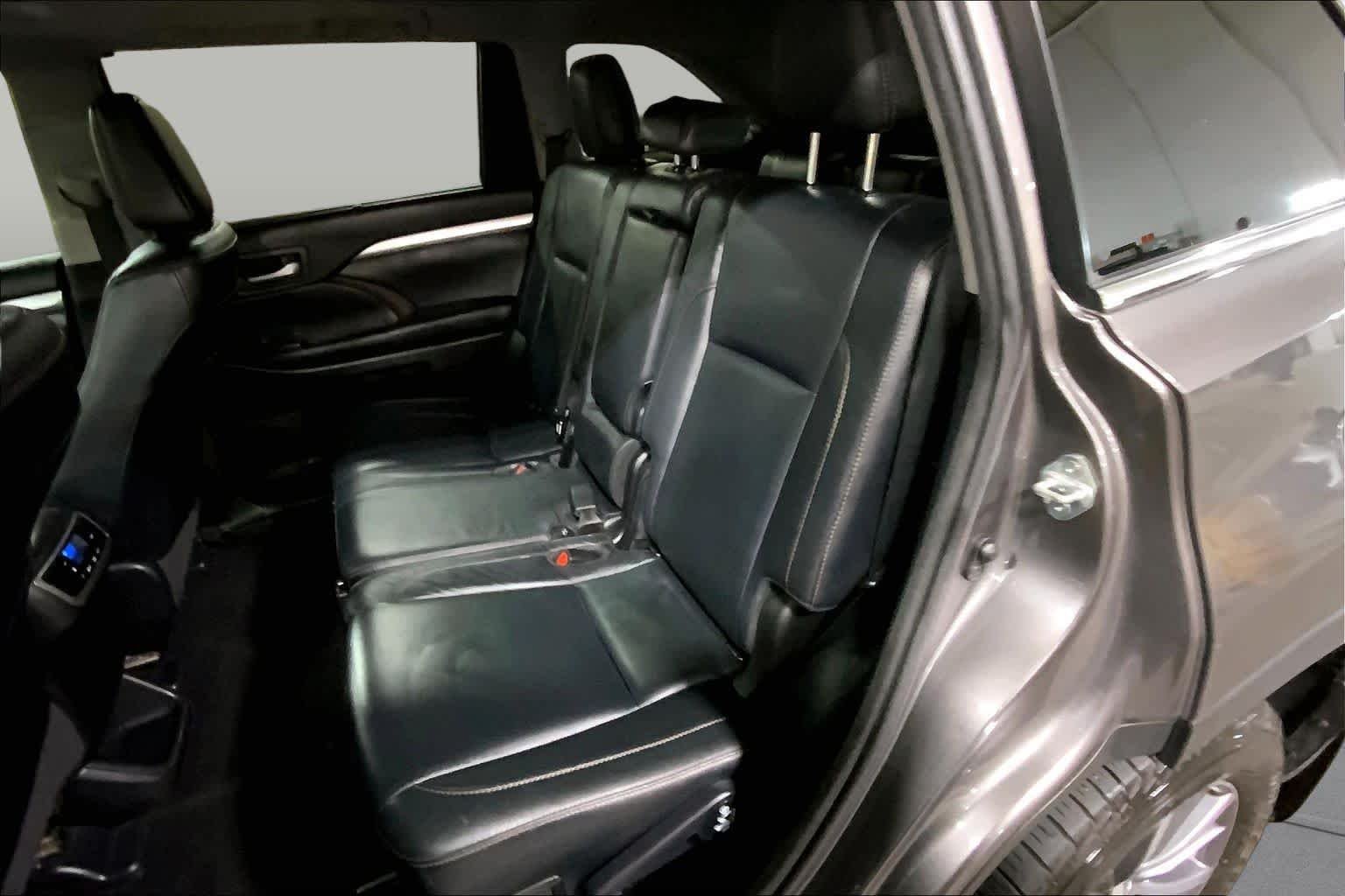 Used 2018 Predawn Gray Mica Toyota XLE image 21