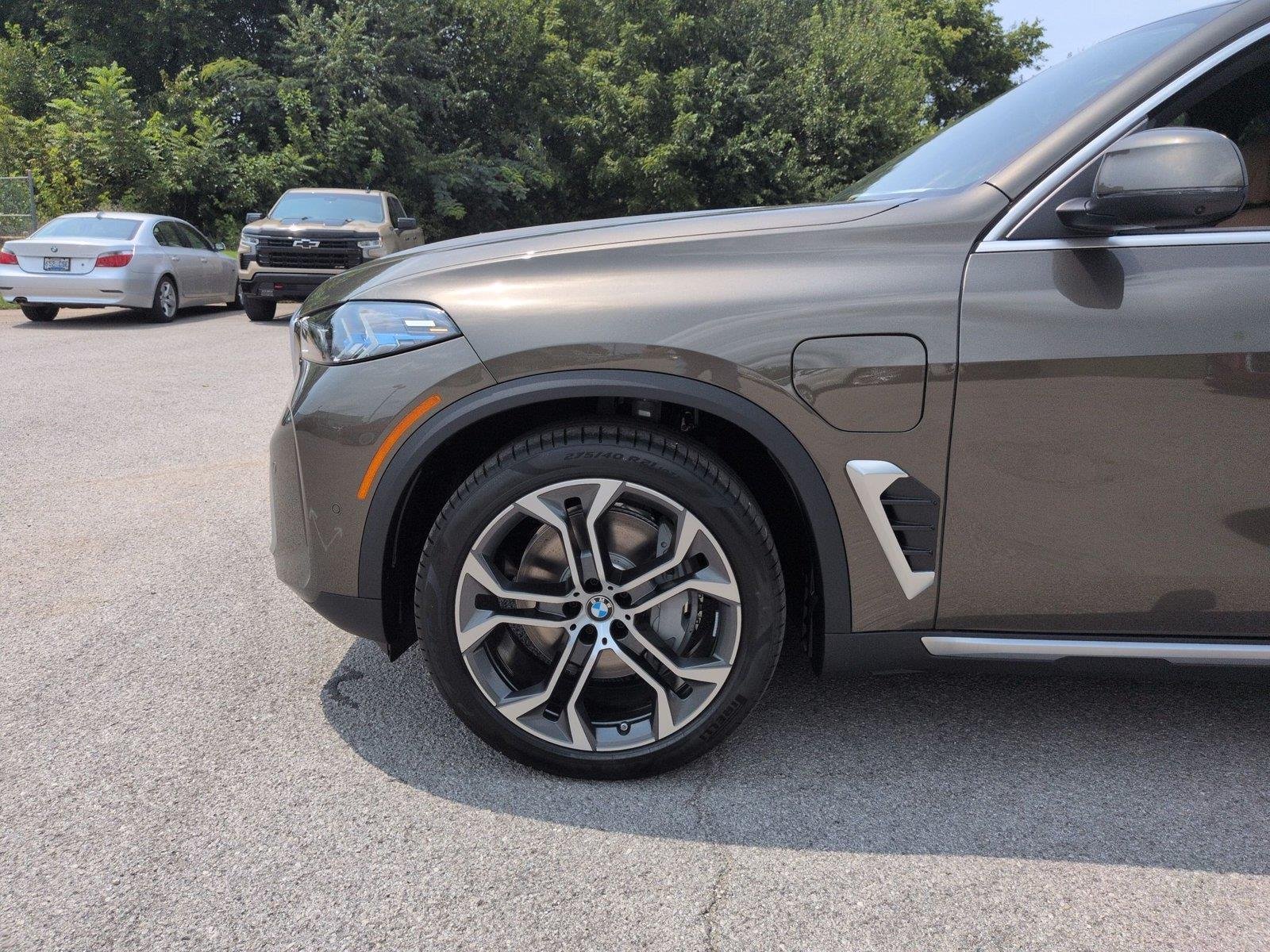 New 2026 Manhattan Green Metallic BMW xDrive50e image 10