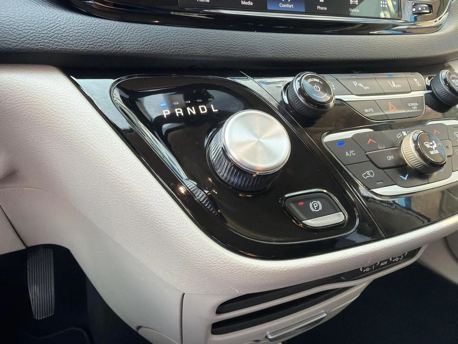 Used 2023 Silver Mist Clearcoat Chrysler Touring L image 29