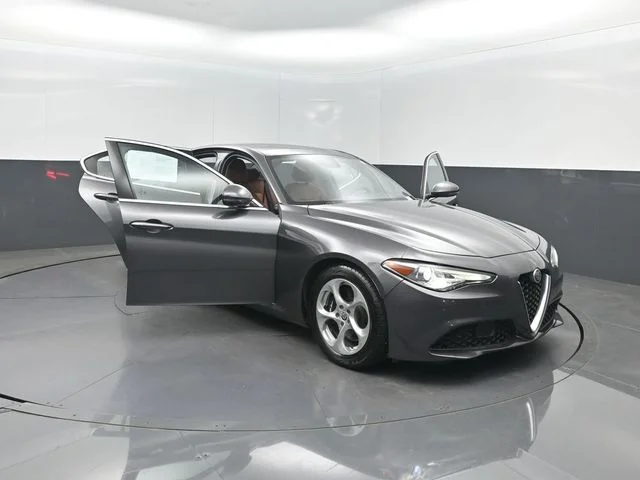 Used 2019 Gray Alfa Romeo Base image 40