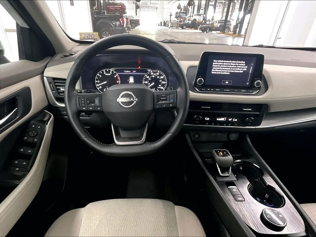 Used 2025 Everest White Pearl Nissan SV image 17