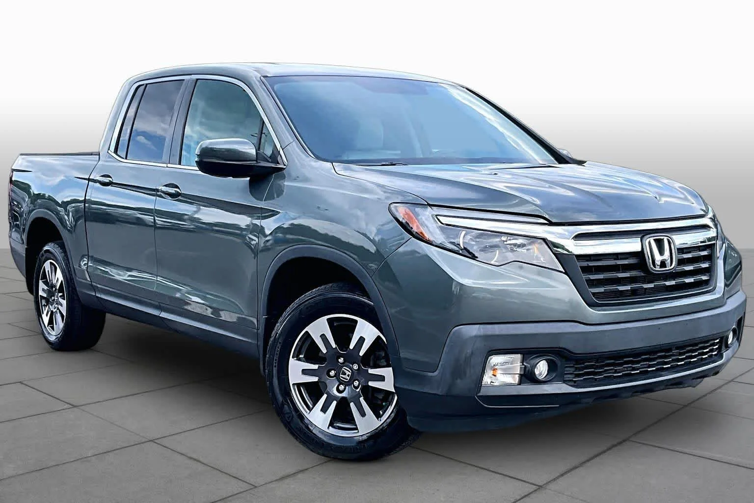 Used 2019 Forest Mist Metallic Honda RTL image 3