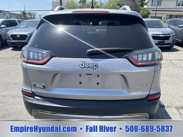 Used 2019 Silver Jeep Limited image 4