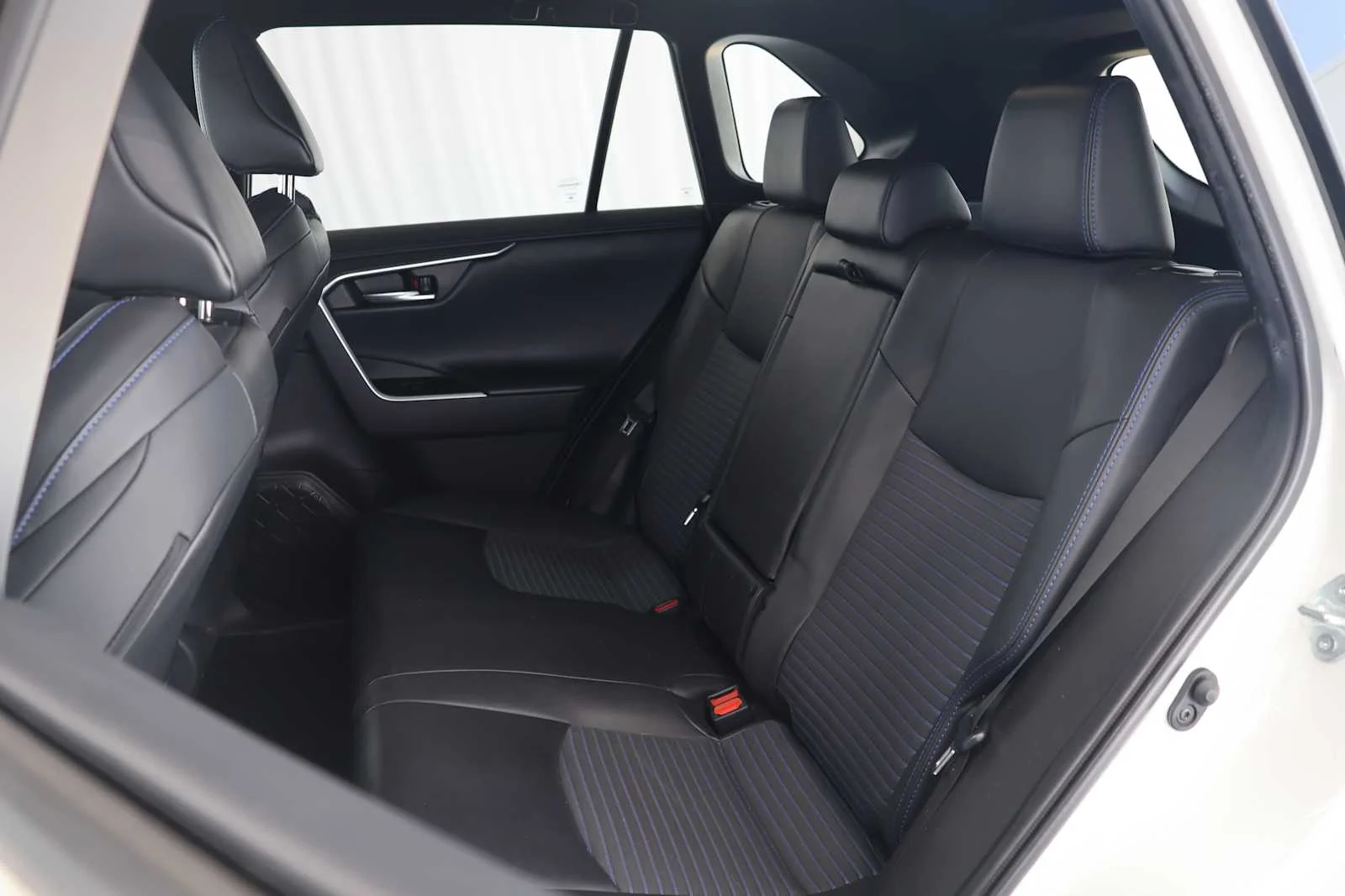 Used 2022 Blizzard Pearl/Midnight Black Metallic Toyota Hybrid XSE image 24
