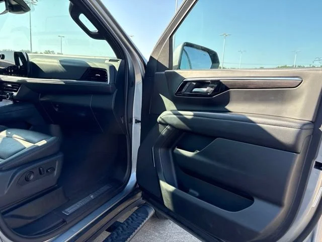 2025 Chevrolet Suburban Z71 - Photo 23