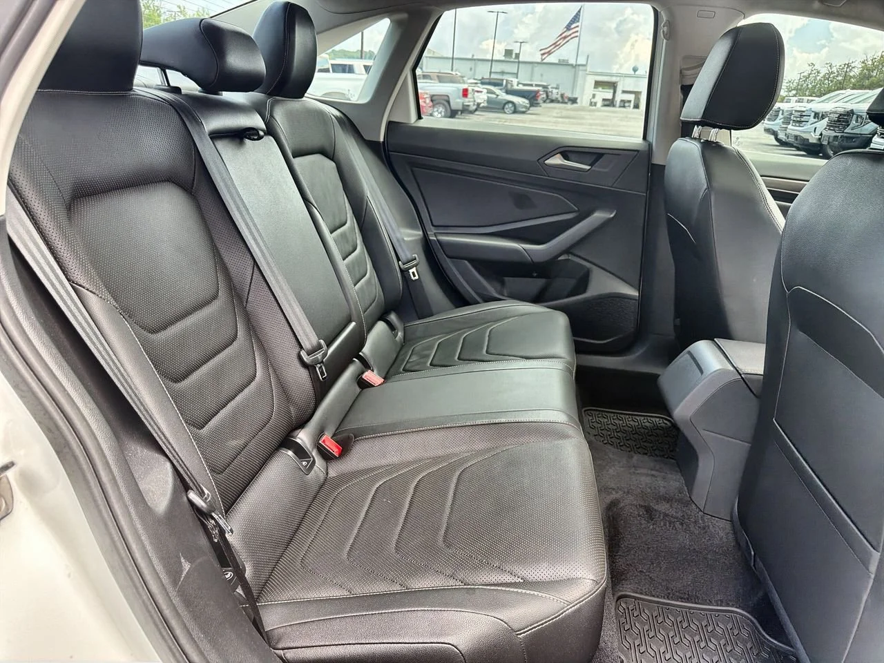 Used 2019 White Volkswagen 1.4T SEL Premium image 22