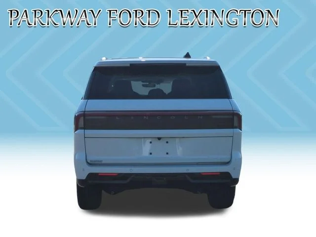 Used 2025 White Lincoln Reserve image 4