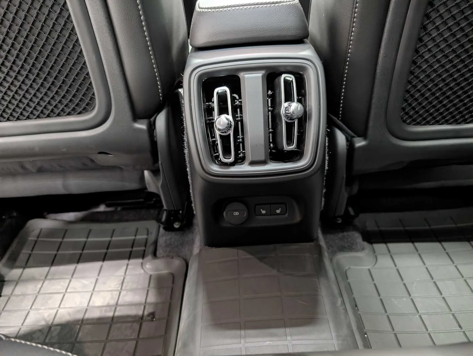 Used 2026 Onyx Black Volvo Plus image 21