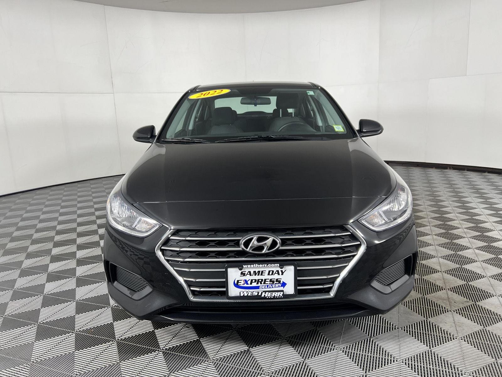 Used 2022 Absolute Black Hyundai SE image 3