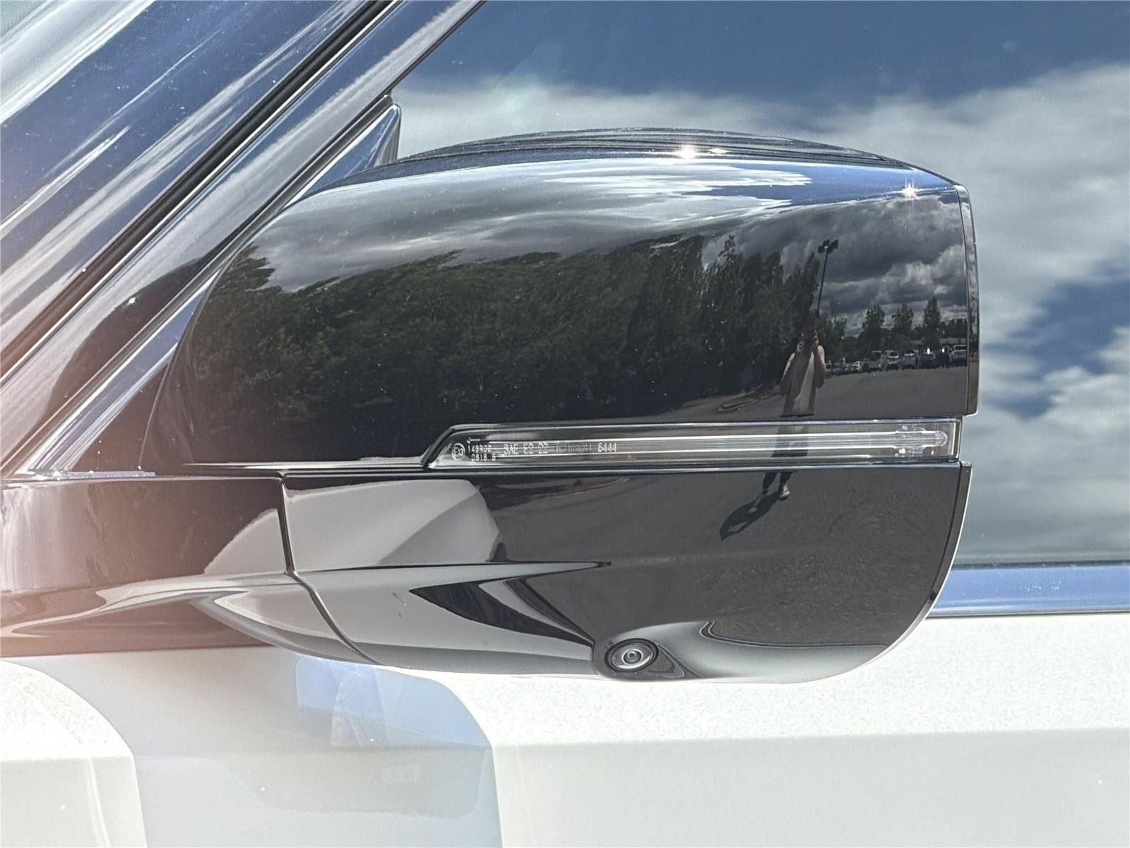 Used 2025 Aspen White Tricoat/Super Black Nissan PRO-4X image 33